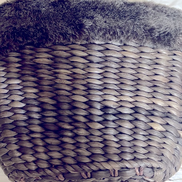 Brown Rattan woven Fur trimmed limited edition Bath and Body Works basket purse - Picture 6 of 7